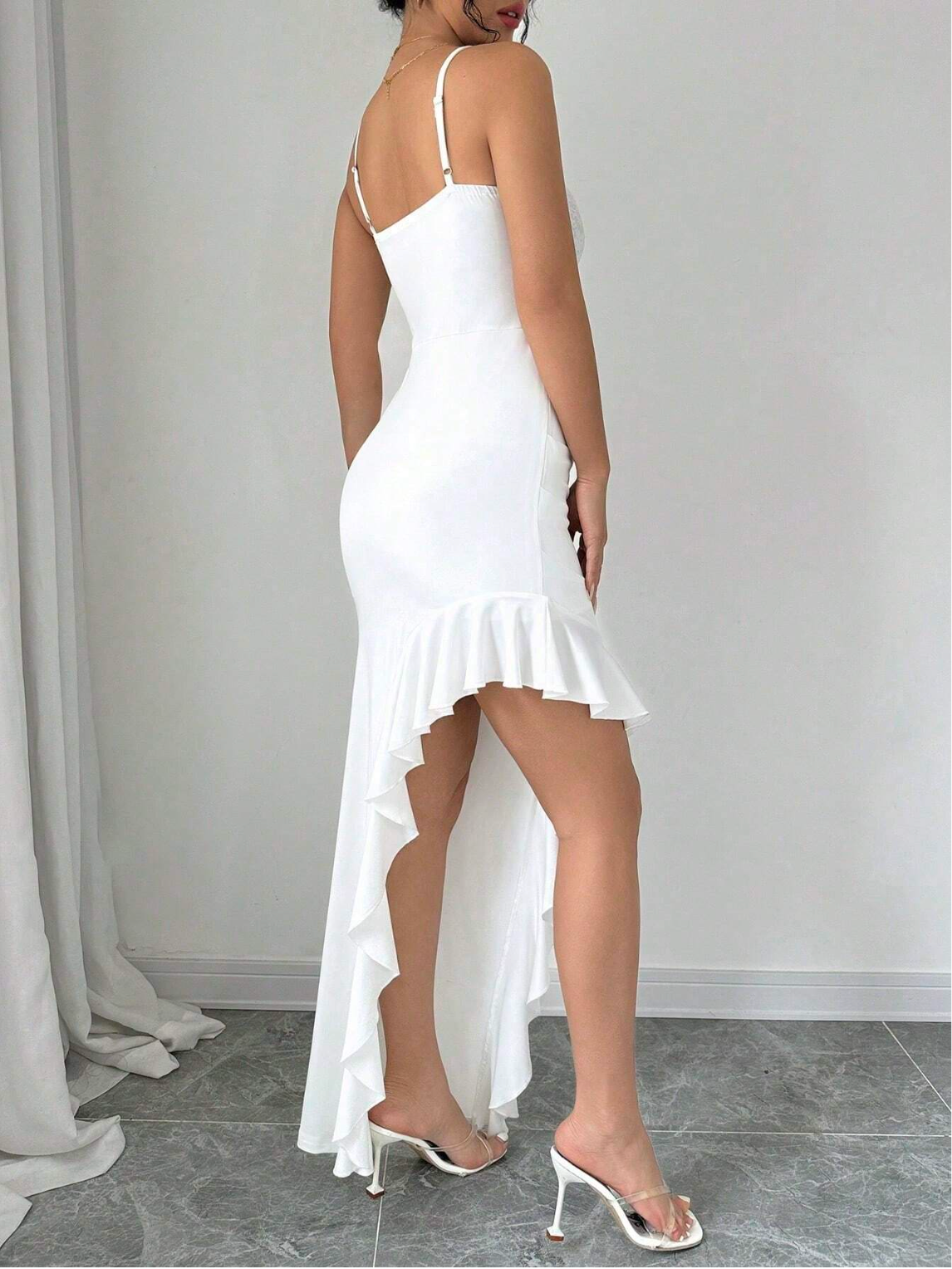 Robe moulante en dentelle